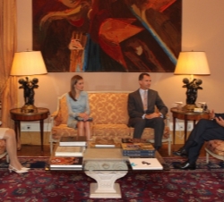 Sus Majestades los Reyes y Sus Excelencias el Presidente de Portugal y su esposa durante su encuentro